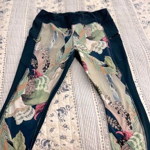 ATHLETA Capri Leggings Size XL